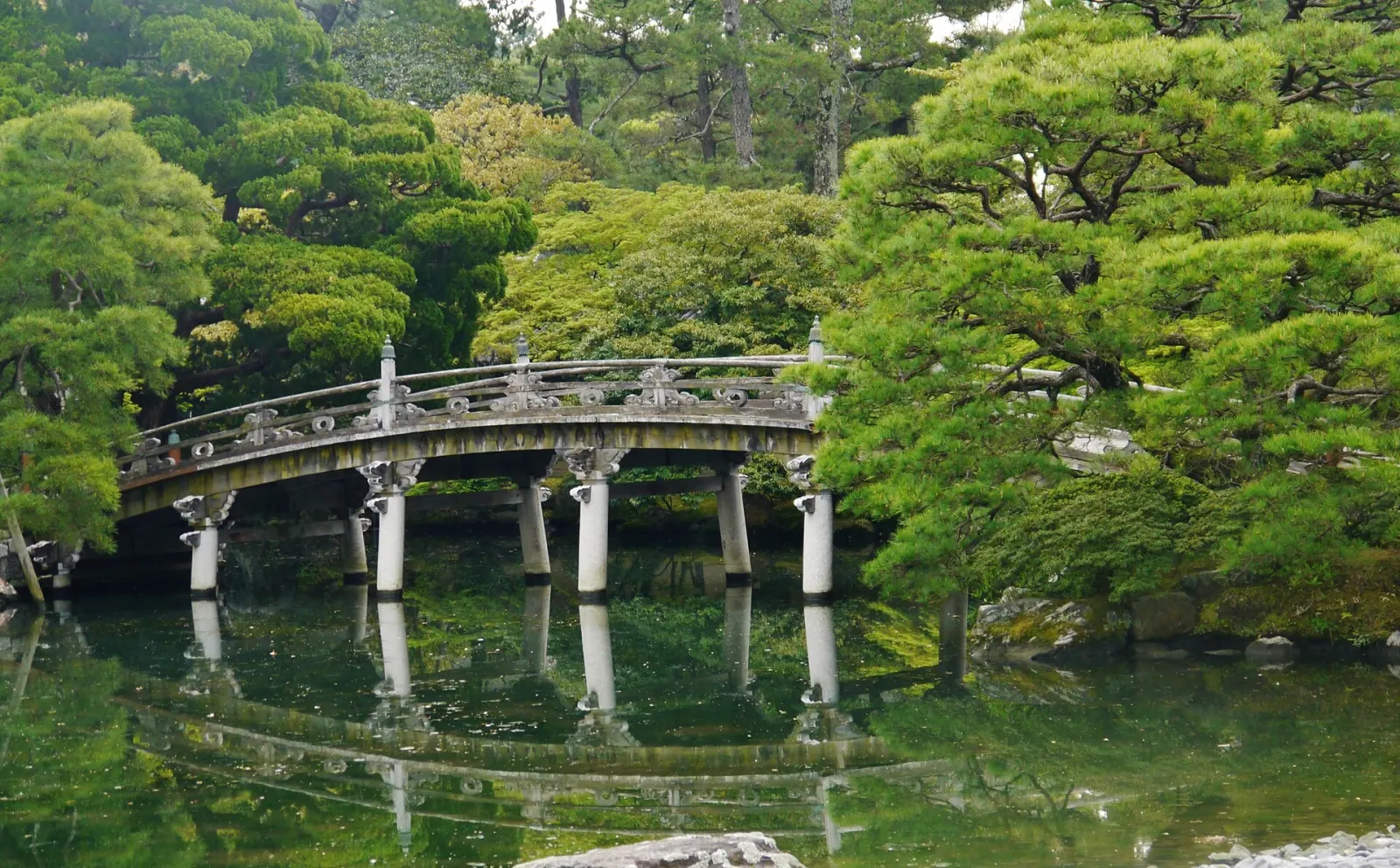 The Oikeniwa pond and its bridge in the palace grounds