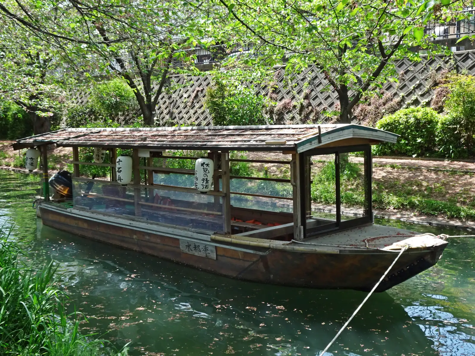 A Jikkokubune boat on the Fushimi canal