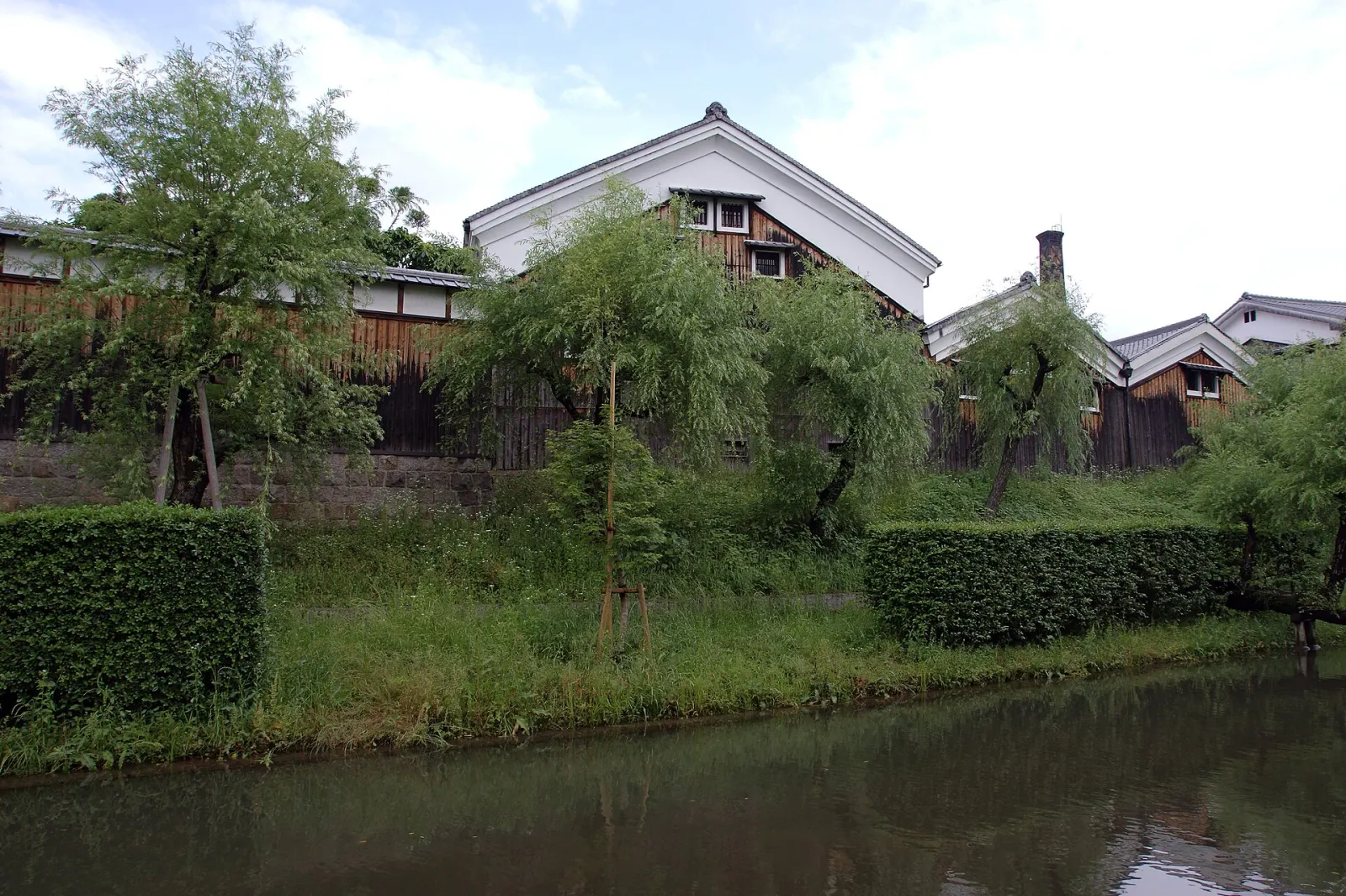 Willows and old sake storehouses along the Fushimi canal