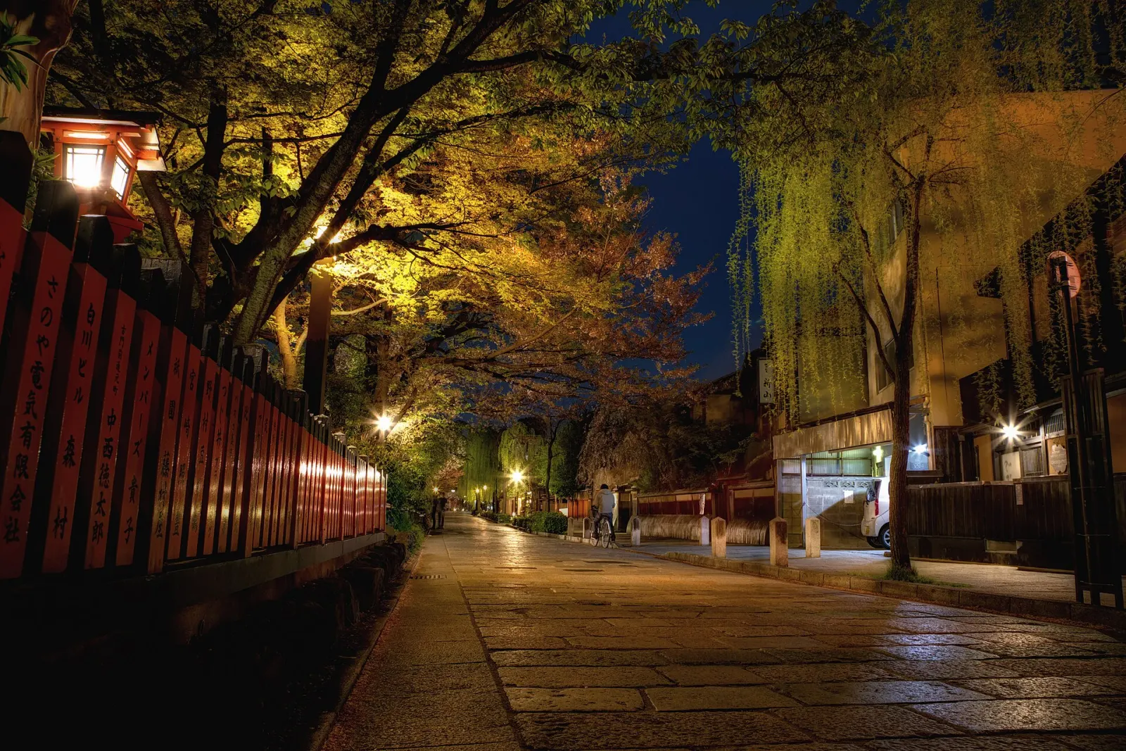 Lantern-lit evening street in Gion, Kyoto