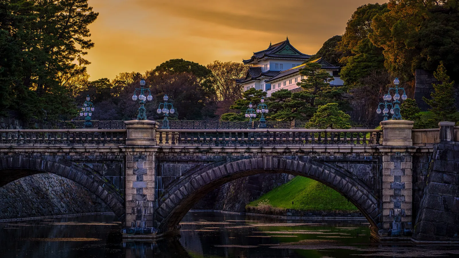 The stone bridge to the palace gate at dusk, Fushimi-yagura above