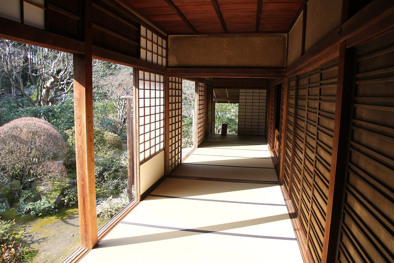 A corridor open to its garden, at a Daitoku-ji sub-temple