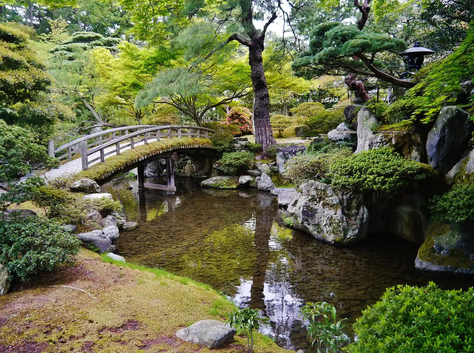 A bridge over the stream in the palace's Gonaitei garden